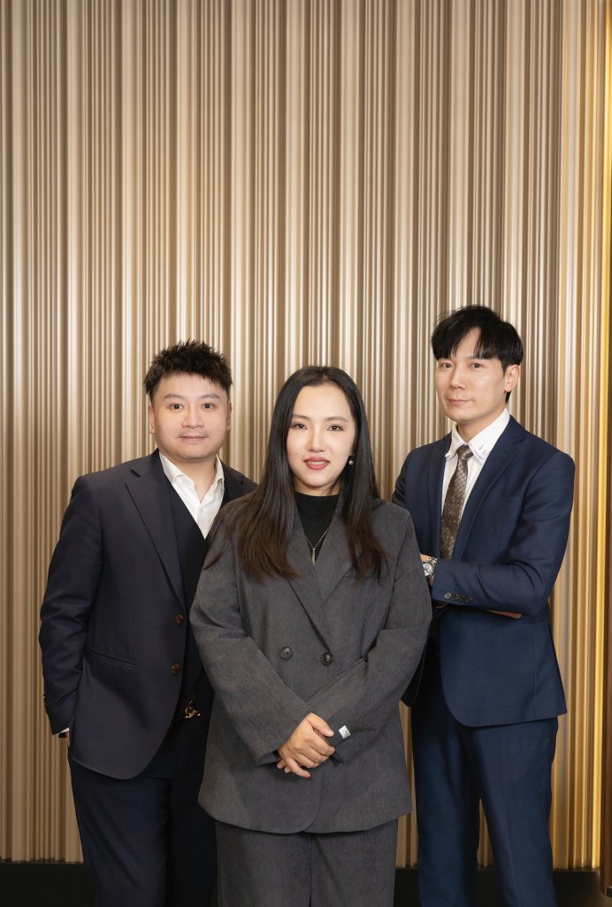 友邦精英學院 rena 上司Brian(左)及直屬上司Ryan(右)欣賞Rena善用教育背景轉化為行業資源,溝通與說服力俱佳,潛力無限。