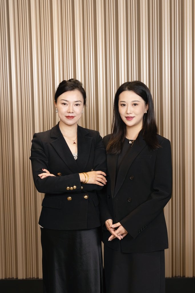 友邦精英學院 kira 上司Jolene(左)欣賞Kira喜歡學習、願意分享的性格,期望她日後建立團隊影響更多同行夥伴,傳承這份熱誠。