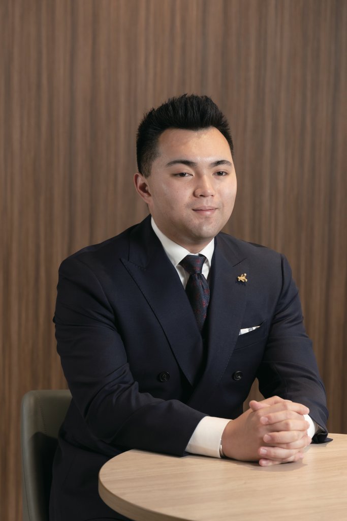 友邦精英學院 clovis Clovis相信,從事保險應該一脈相承,他有不少客戶都是三代傳承,傳承的既是保障也是信任。