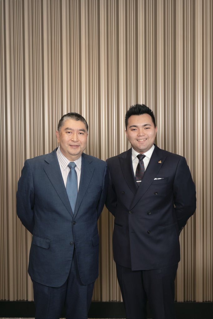 友邦精英學院 clovis 爸爸兼上司黃詠霖(左)稱讚Clovis拼勁非凡——半年內考獲五牌、取得多項殊榮及晉升四級,相等於別人兩年的成績。