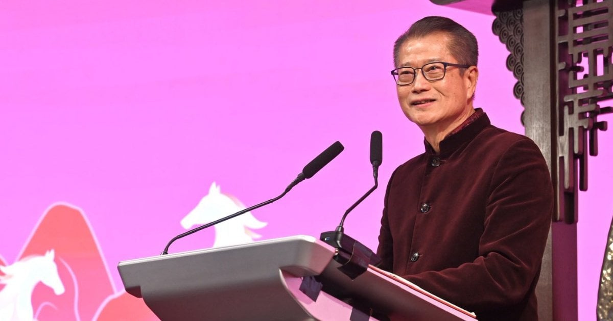 【預算案2026】陳茂波提早報喜 拆解政府「轉虧為盈」三大招數：帳目一拆二、資金回撥、印花稅救駕 發債增至7000億 人均孭債近10萬