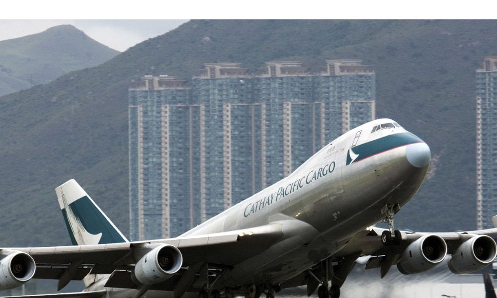 中東戰火辣㷫油價！國泰 (0293) 兩周兩度大加燃油附加費 拆旅行社「出唔切票」質疑與內地線豁免之謎