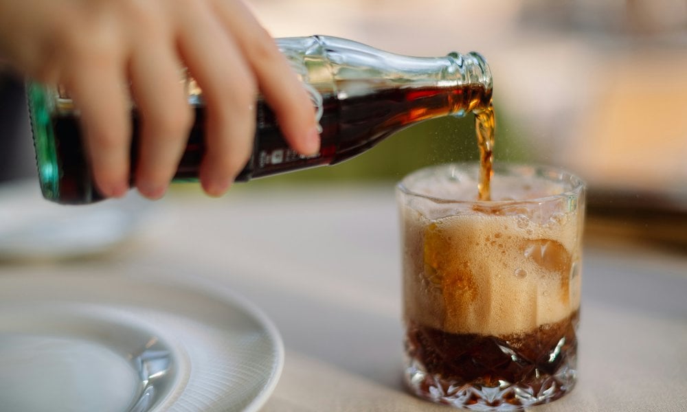 內地擬徵「糖稅」告別3.5元可樂時代、港股萬億估值飲料龍頭大洗牌？外國早有先例惟13個月即被廢除