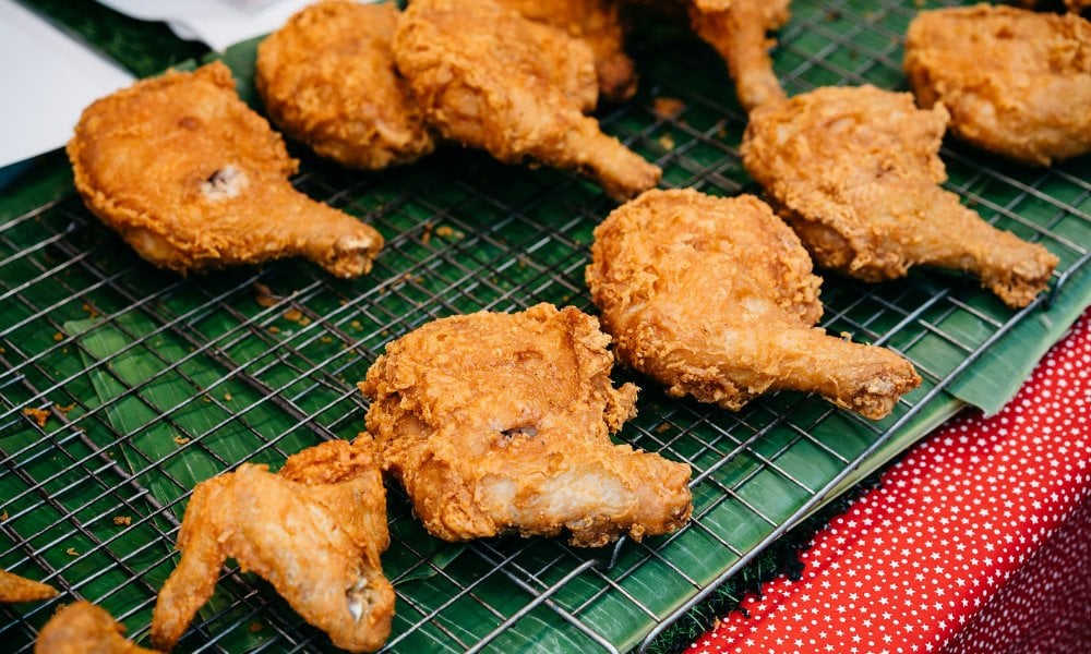 炸物生死戰│ 美式炸雞「入侵」英國、傳統炸魚薯條店被年輕人放棄？醫科生毅力轉行賣炸雞佔先機