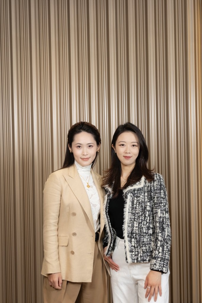 友邦精英學院lexie lu 上司Eileen(右)形容Lexie外表溫婉,卻具備果斷行動力,令她的成長速度比一般新人快。