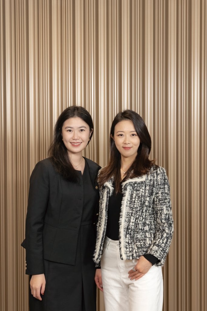 友邦精英學院winwin zheng 上司Eileen(右)稱讚WinWin的成績出眾,是同理心與洞察力兼備的新一代專業財務策劃顧問。