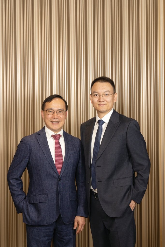 友邦精英學院silas zhou Silas在上司Stephen(左)及團隊的支持下,逐步適應新專業,持續學習與成長。