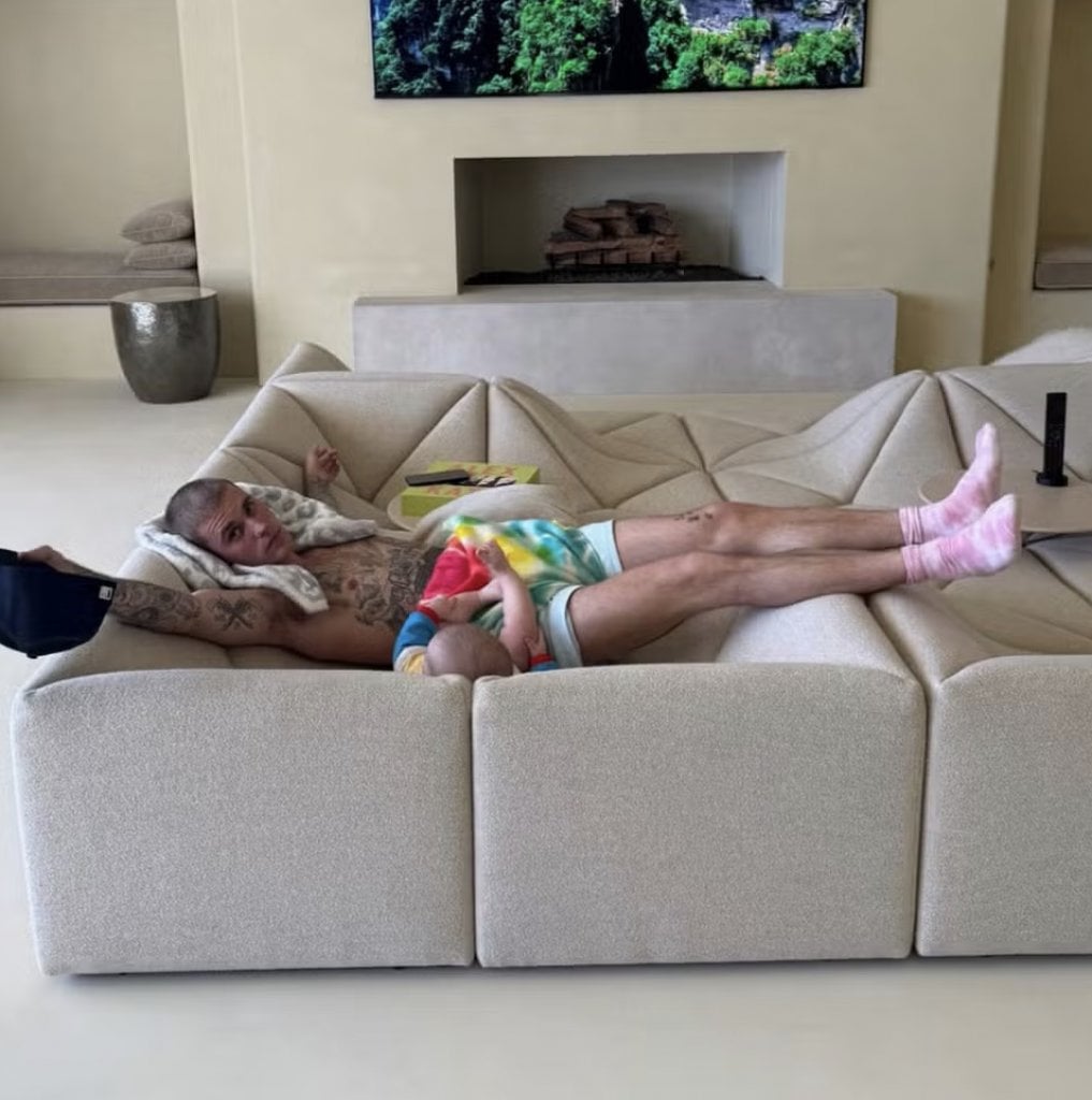 張員瑛 梳化 (圖片來源:lilbieber)