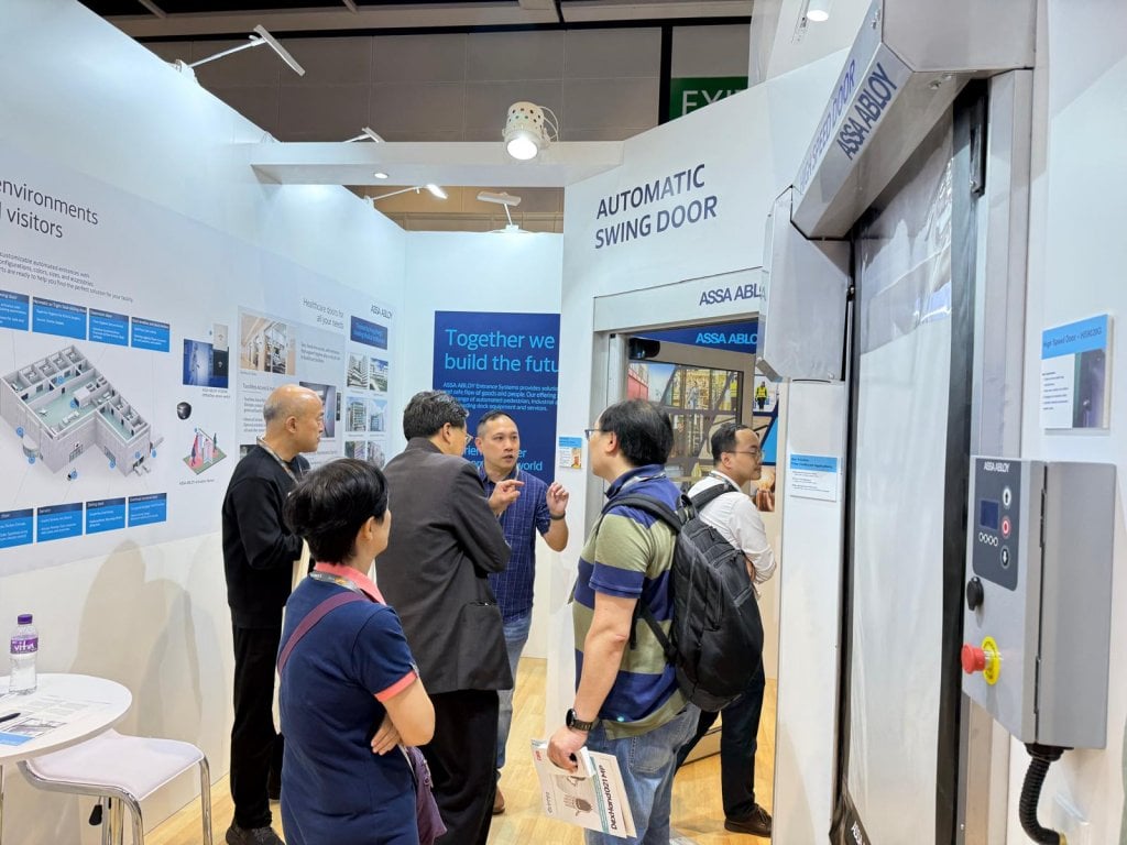 經一品牌大獎 2026 ASSA ABLOY Entrance Systems 參展「香港國際醫療及保健展」,向醫療行業專家展示最新自動門技術。