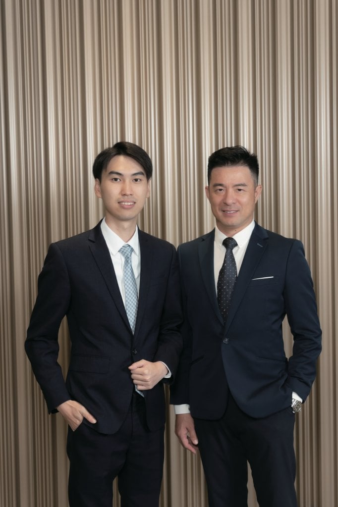 友邦精英學院nicolas liang 上司Akit(右)指Nicolas對每位客戶都極為用心,從資料搜集、深入分析到實際跟進,均認真處理,對行業發展充滿熱誠。