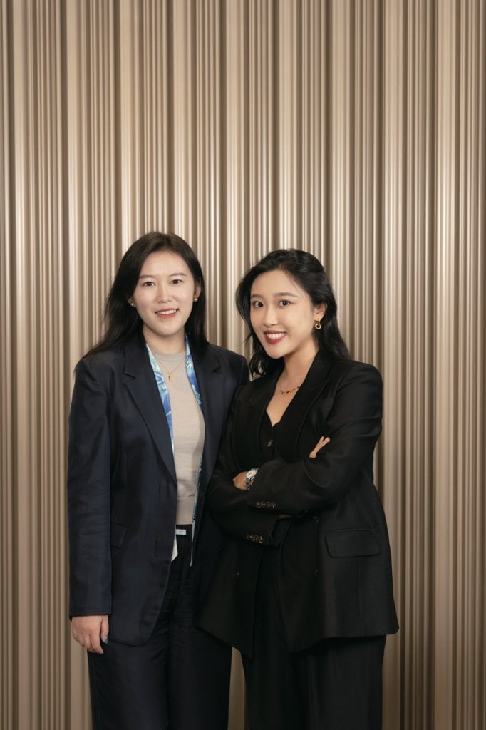 友邦精英學院christy nie Christy指上司李岩坤(左)的團隊成員背景多元化,醫療、教育、律師、稅務等專業人士能互相解決不同問題。