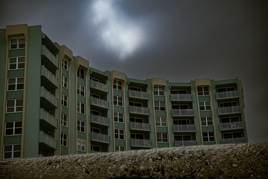 颱風來襲 香港住宅大廈烏雲密佈