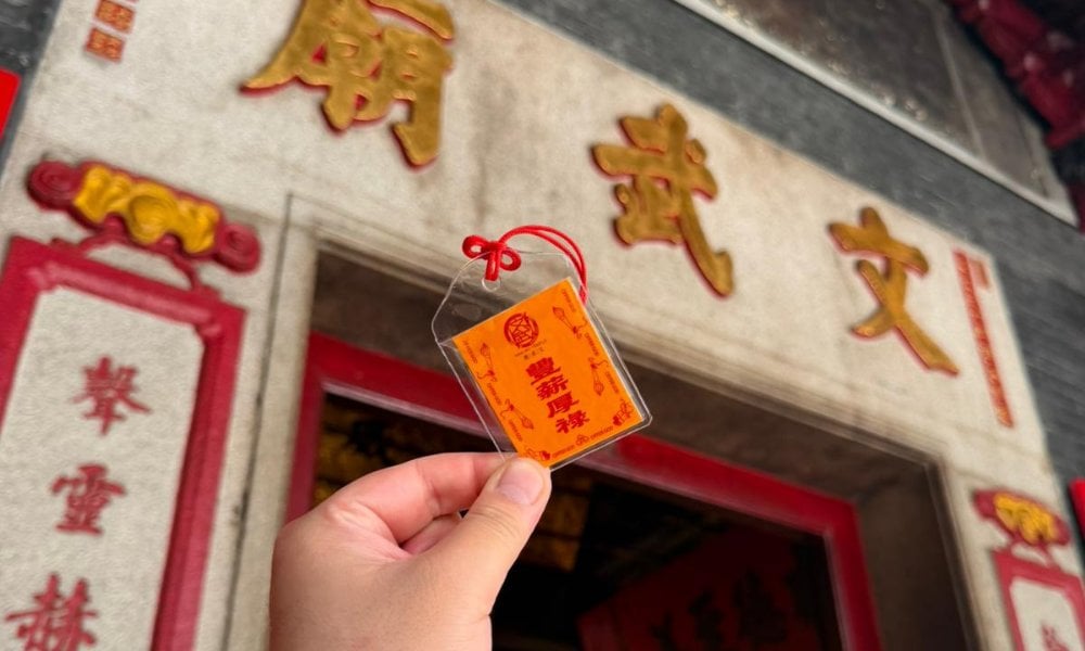 上環文武廟變「仙界勞工處」！應屆畢業生瘋搶18蚊「Offer God」許願卡搵好工 年輕人求職焦慮意外帶旺祈福經濟