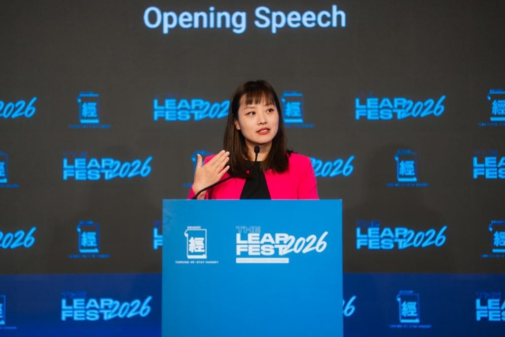 《經濟一週》首辦「the leap 創新科技及工業局副局長張曼莉(Lillian Cheong, JP)強調,特區政府一直貫徹「 AI產業化」與「產業AI化」的信念,已將AI定位為香港未來發展極為關鍵的核心產業。(圖片來源:本刊攝影組)
