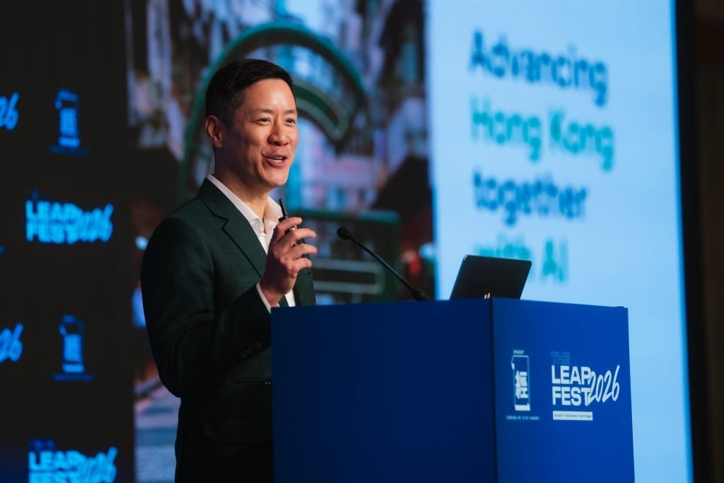 《經濟一週》首辦「the leap Google香港銷售及營運總經理余名德(Michael Yue)在「 The LEAP FEST 2026 」中率先披露Google首度發布的全球《 AI與經濟ATLAS研究 v1.0 》及《共建未來:香港的人工智能機遇》報告的核心數據。(圖片來源:本刊攝影組)