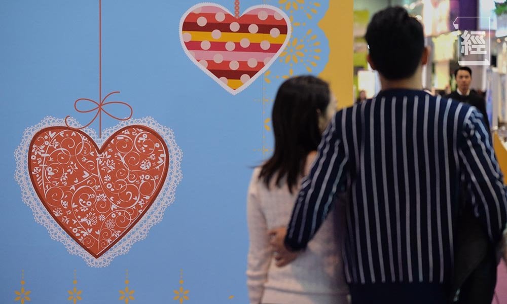 跨境婚姻│「港港婚姻」大落後、月均844宗港女嫁內地男！遲婚不婚又關樓價事？高鐵撮合跨境中港配