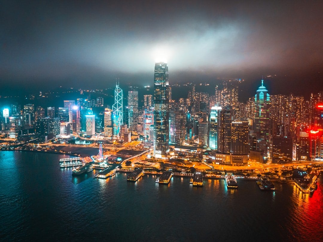 無人機保險保費比較 中環海港航拍夜景