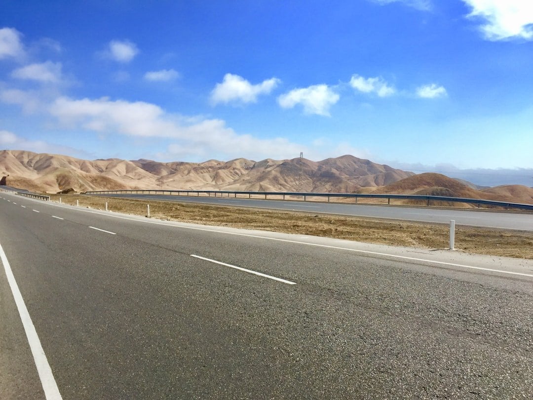 自駕遊旅遊保險 公路景色