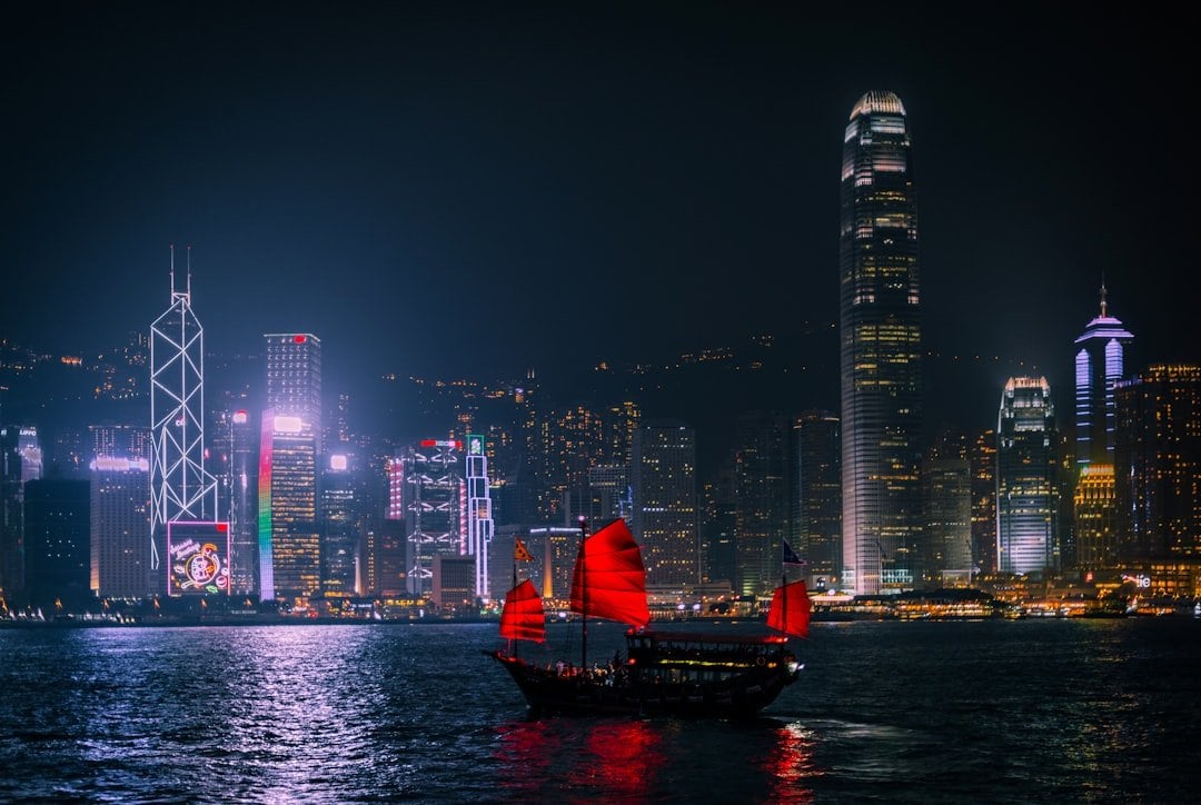 永明自願醫保投保攻略 香港夜景紅帆船