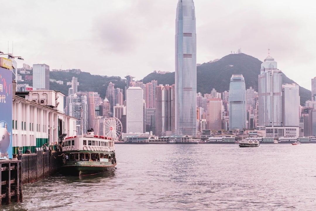 邊類人士啱買儲蓄保險-香港維多利亞港天星小輪