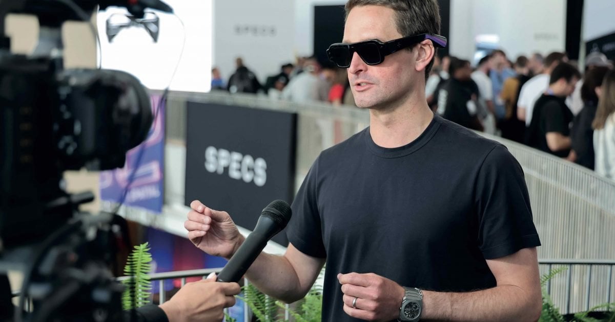 Can Evan Spiegel Sell the World on $2,195 Smart Glasses?－By Jessica Toonkel, Georgia Wells and Suzanne Vranica, WSJ