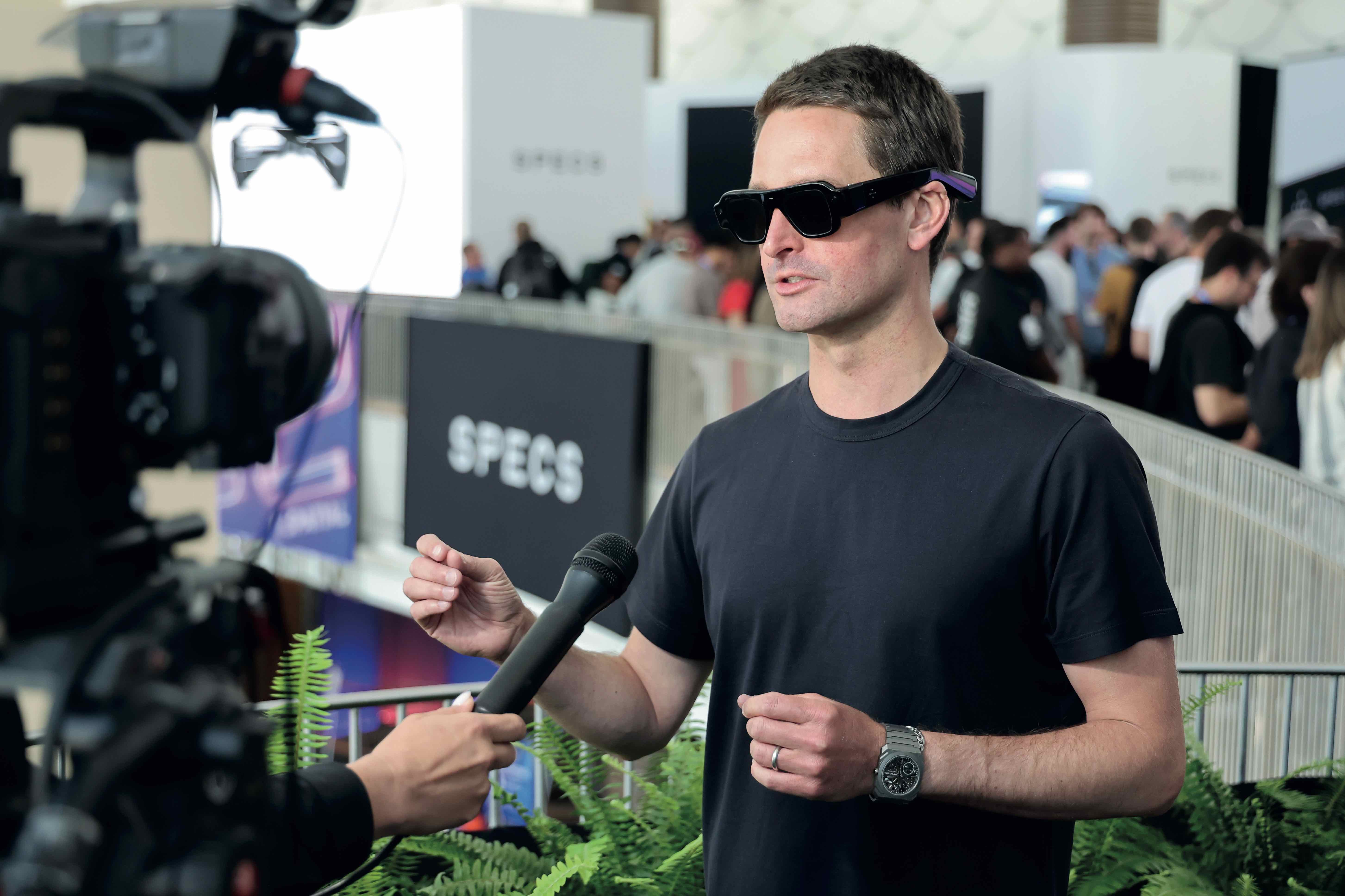 Can Evan Spiegel Sell the World on $2,195 Smart Glasses?－By Jessica Toonkel, Georgia Wells and Suzanne Vranica, WSJ