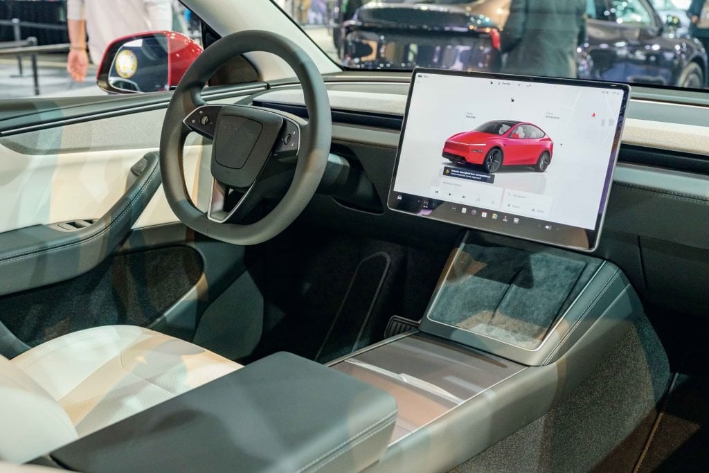 full self Astringent interior design and screen-based interface conspire to create an open, empty cabin, with most controls and selectors in the center touch screen. Among the exceptions is a conventional turn signal stalk. (圖片來源:Photo by Sjoerd van der Wal/Getty Images)