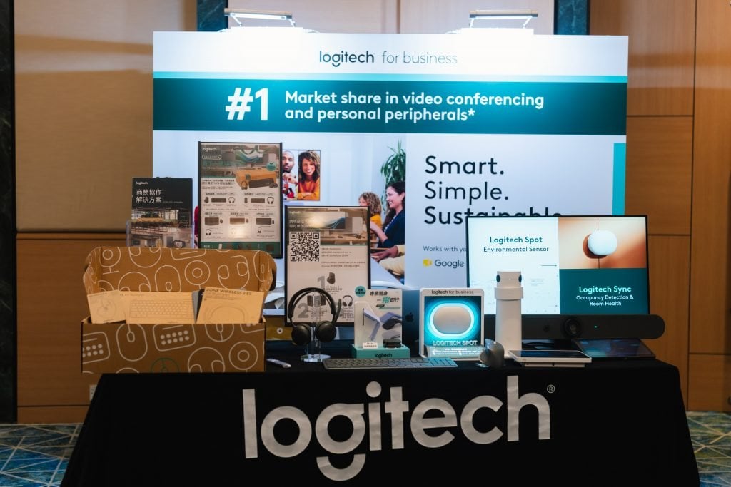 Logitech 據 Synergy Research Group 2025 年數據,Logitech是全球市佔率第一的個人電腦周邊產品與視訊會議解決方案品牌。