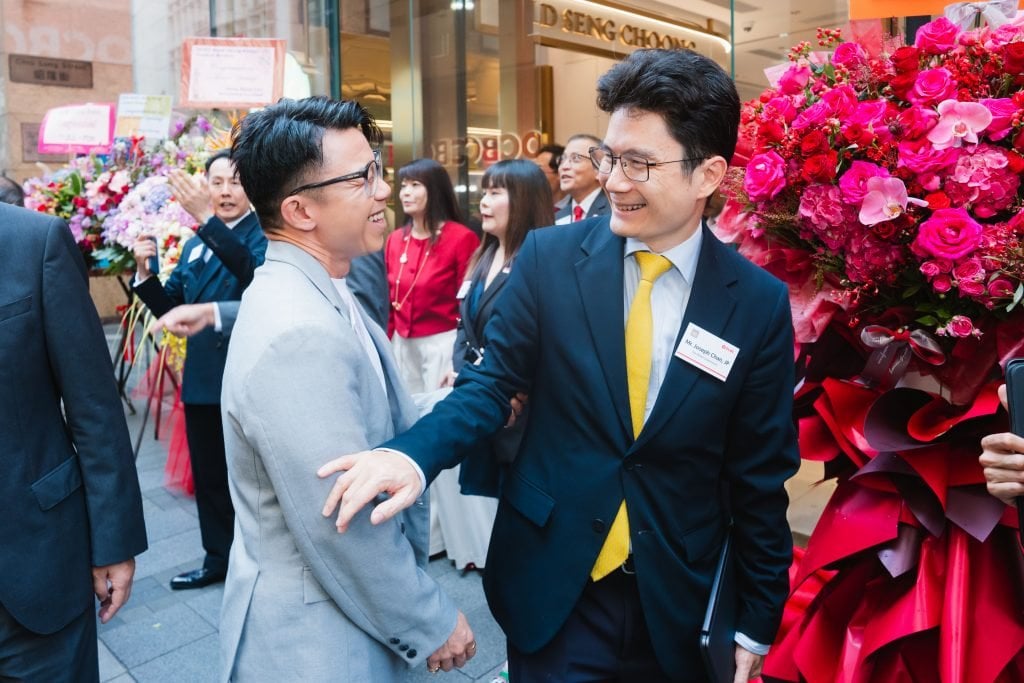 經一 華僑銀行 開幕當日亦邀請到於新加坡出生並在香港發展事業的得獎唱作人兼演員陳奐仁先生。(圖片來源:OCBC)