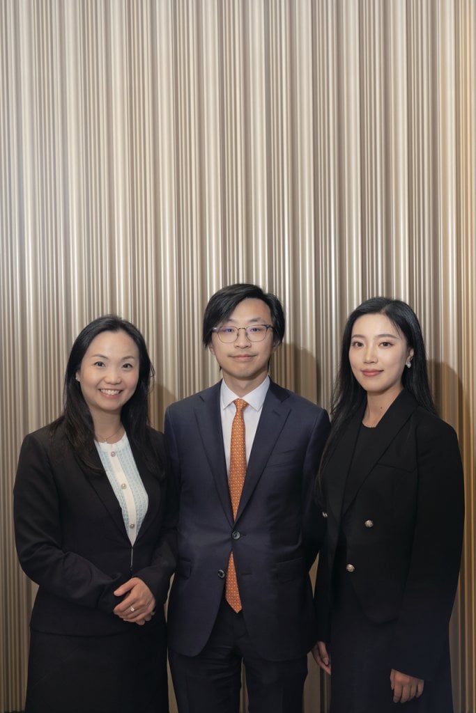友邦精英學院jason lo 上司Cynthia(左)和直屬上司Stella(右)指Jason雖然沒有金融背景,但於短時間內達到MDRT,可見他付出了極大努力。