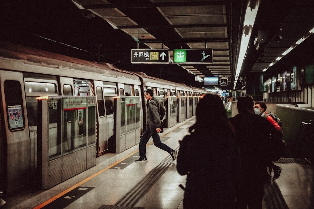 港鐵全月通抵唔抵 月台候車