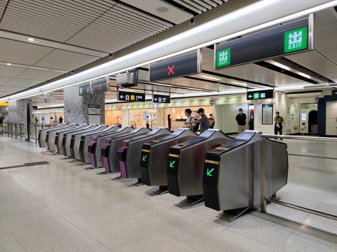 港鐵全月通抵唔抵 閘機拍卡出入閘