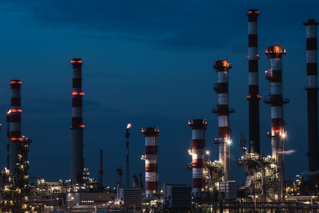 油價投資方法 OPEC供應煉油廠夜景