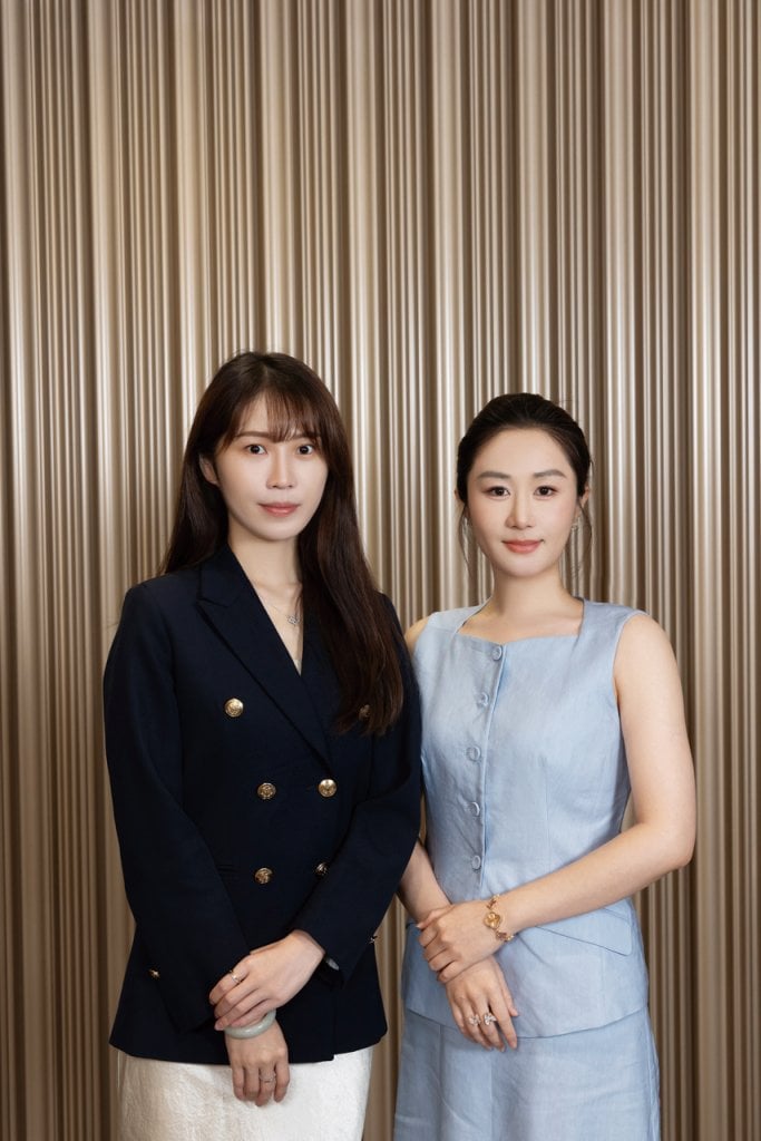 友邦精英學院aurora chen 資深分區經理Su Su(左)欣賞Aurora踏實而真誠的服務態度,而且具有團隊精神,樂於分享帶領團隊共同成長。