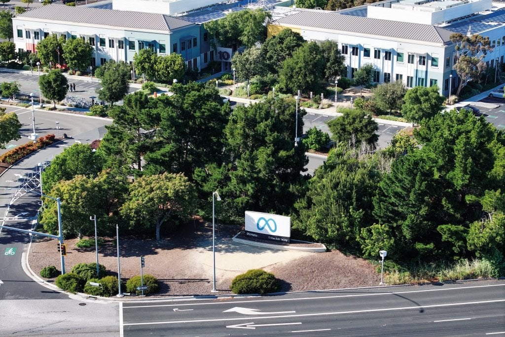 the mulleted Meta is spending hundreds of billions of dollars to build data centers to train and power its AI.(圖片來源:Getty Image photo)