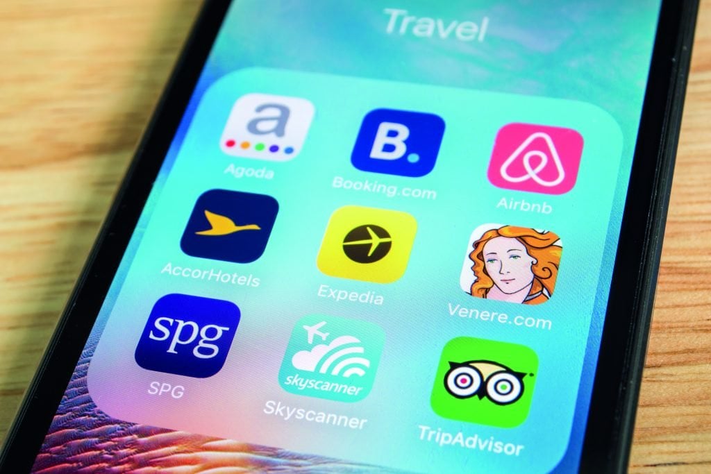 ai agents Airbnb also plans to launch its own AI agent next year. But travelers using anagent might still want it to search Airbnb, Vrbo, Booking and hotel websitesalike, rather than limit itself to one company's inventory.(圖片來源:iStock photo)