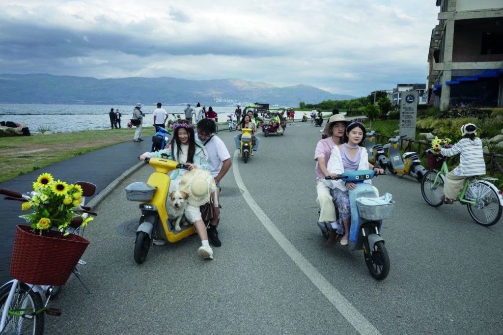 chinas weakening For many young people, the slower pace of life in places like Dali has offered a necessary break.(圖片來源:Photography by Gilles Sabrié for WSJ,provided by WSJ)