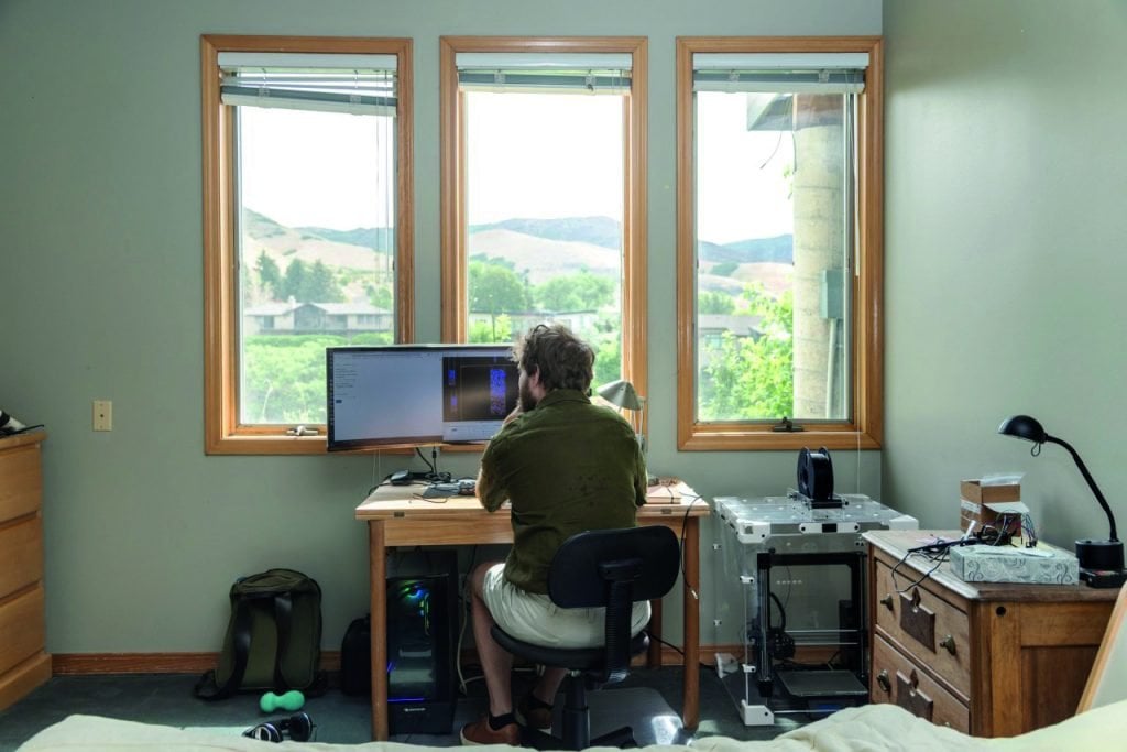 a princeton Weis works at the computer at his parents' house.(圖片來源:Photography by Dan Krauss)