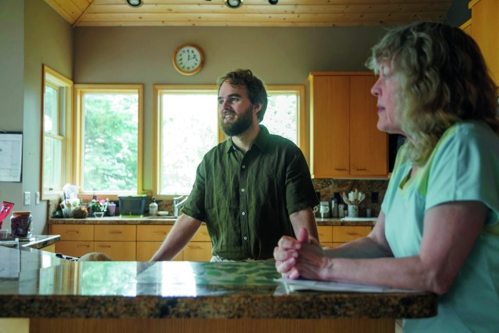 a princeton Weis in his kitchen alongside his mother, Holly Carveth.(圖片來源:Photography by Dan Krauss for WSJ,provided by WSJ)